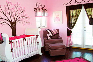 Детска стая в розови тонове