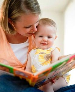 Мама чете книга на бебе
