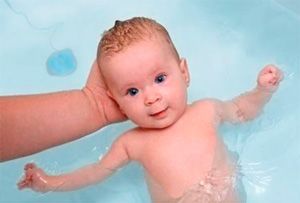 Дете 3 месеца къпете във ваната