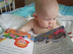 Детето гледа книга