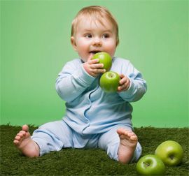 Момче дъвчене ябълка