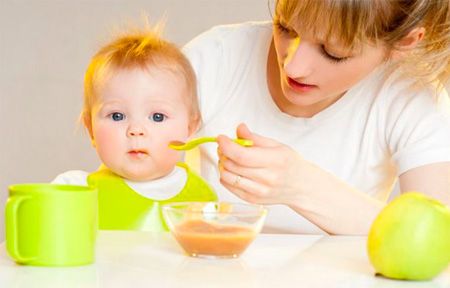 Дете от 7 месеца яде с лъжица