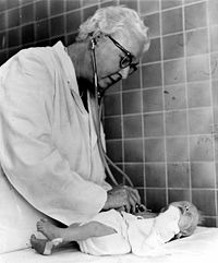 Вирджиния Апгар изследва новороденото