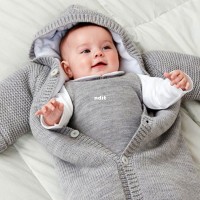 Радостно бебе в сива плетеница