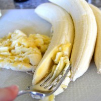 Най-лесният начин да разтегнете обелен банан с вилица