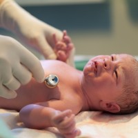 Новороденото викне, когато види лекар