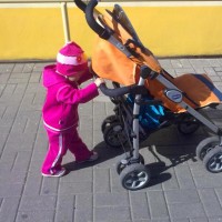 Едно розово дете натиска количка