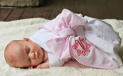 Новородено бебе в розова пелена
