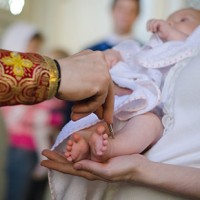Заблуждаване на краката на новородено по ритуала на кръщението