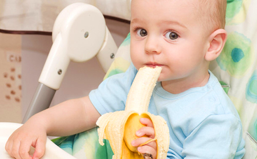 Дете на диета яде банан