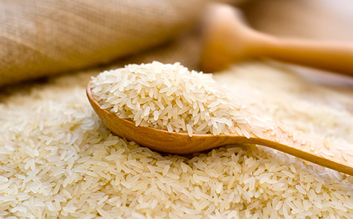 Опакован в ориз ориз в дървена лъжица