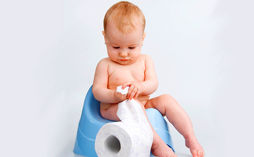 Хлапе в пота изчислява колко да разкъса тоалетна хартия