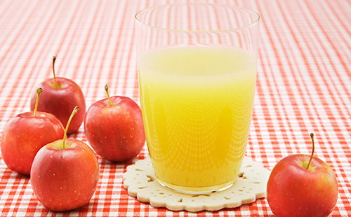 Ябълки и ябълков сок в чаша
