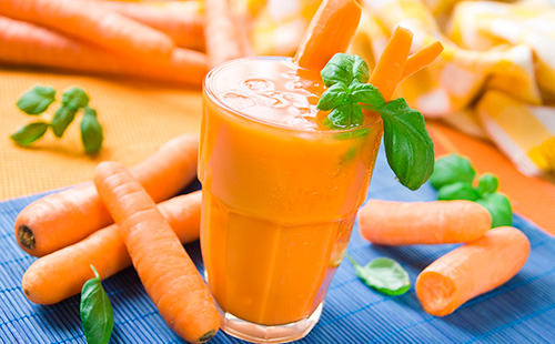 Моркови и сок от моркови в чаша