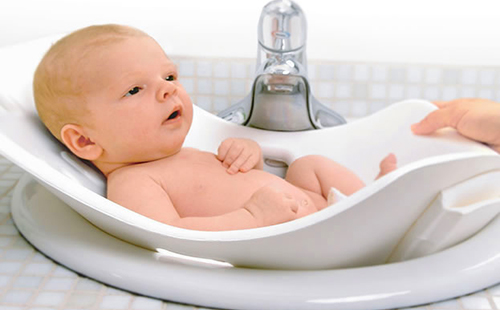 Къпане на новородено в специална вана