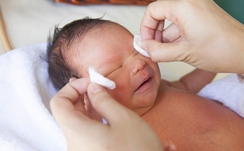 Новородените бебешки кърпички очи с памучна вата