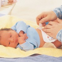 Ръцете на новороденото татко са закрепени с пелена