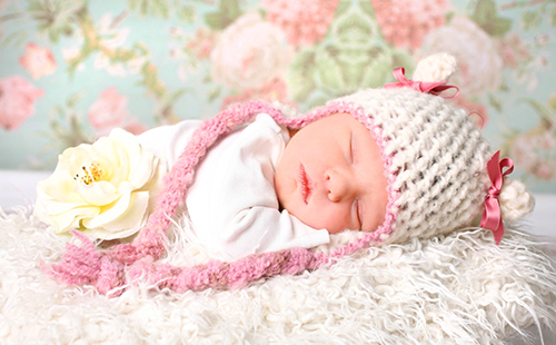 Новороденото момиче сладко спи в нов свят за себе си