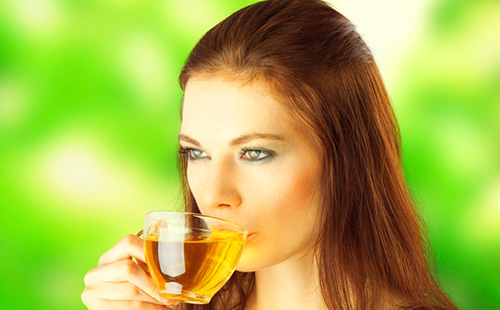 Млада жена пие чай