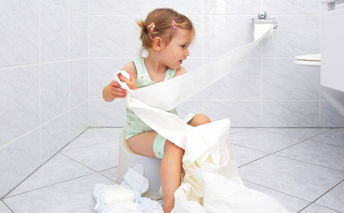 Ядосано малко момиченце на бял пот отпусне тоалетна хартия