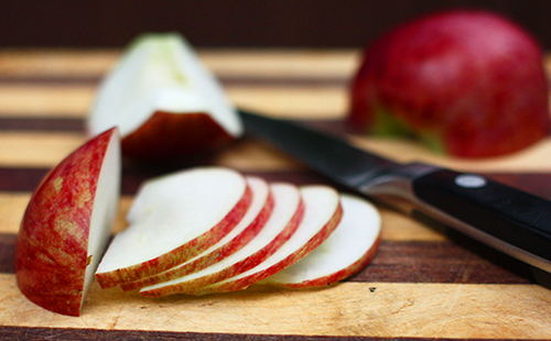 Нож и нарязани ябълки