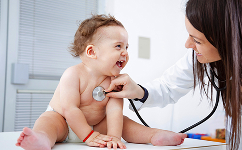 Един добър лекар изследва дете