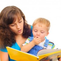 Мама чете книга на сина си