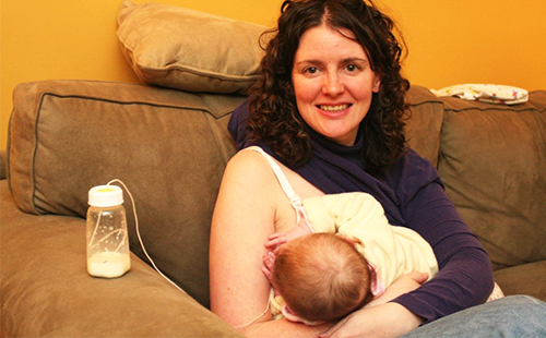Една жена храни бебето си със SNS