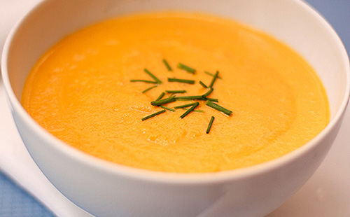 Зеленчукова супа за бебешка храна в бяла купа