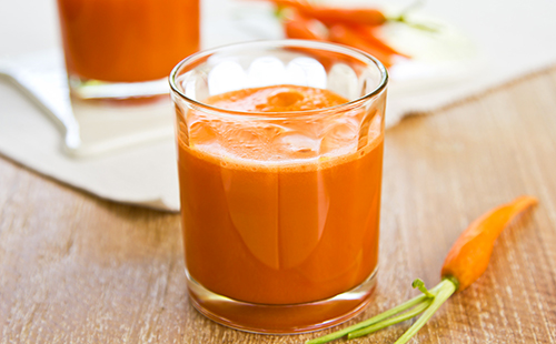 Портокалов сок от моркови в стъклена чаша
