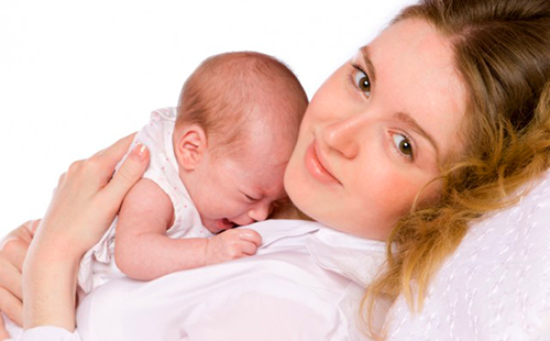 Млада Мадона с крещящо бебе