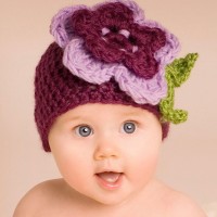 Cutie във вълнена шапка с плетено цвете