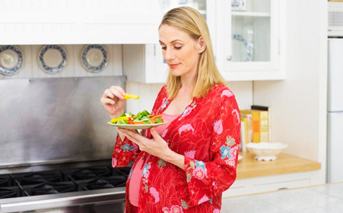 Бременна жена яде салата
