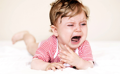 Бебета измъчва кашлица от коклюш и той плаче