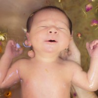 Бебето живее в топла вода с лечебни билки