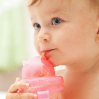 Замислено бебе пие вода от розово пиене