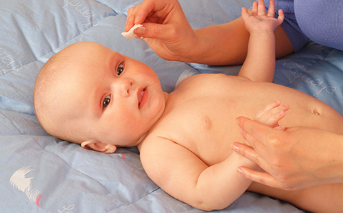 Измиване на очите на новородено