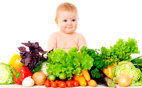 Бебе, седящо сред зеленчуци