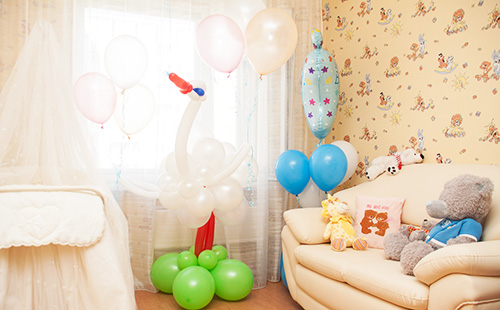 Детска стая украсена с топки
