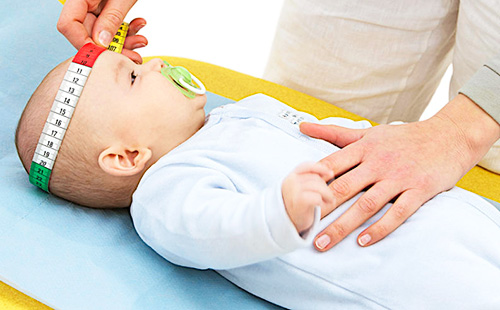 Измерване на обема на главата на бебето