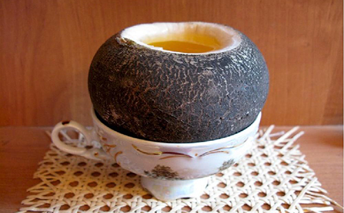 Черна репичка с жълт мед е важна в порцеланова чаша