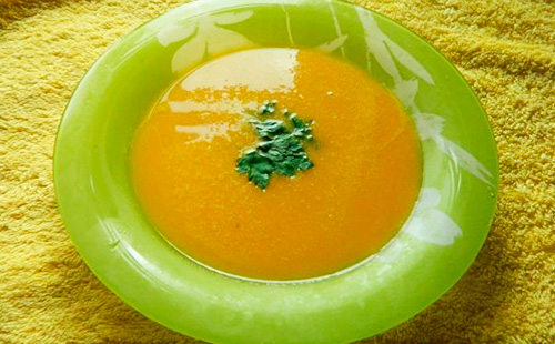 Тиквена супа в зелена чиния