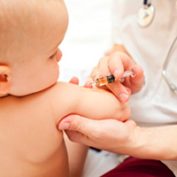 Една сестра ваксинира бебе