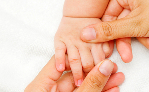 Масаж на дланта и краката на бебето