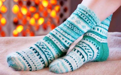 Крака в топли чорапи