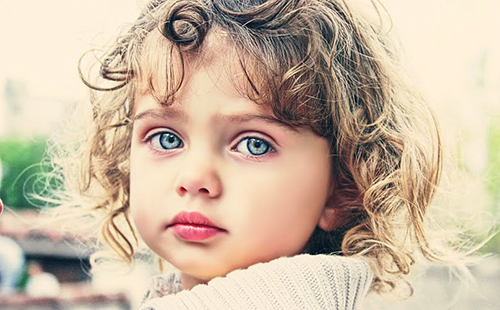 Момиче с къдрици и невинни сини очи