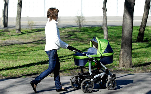 Една жена на разходка с бебе