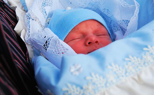 Новородено в синя шапка