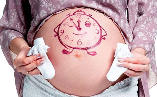 Бременни с боядисани коремчета