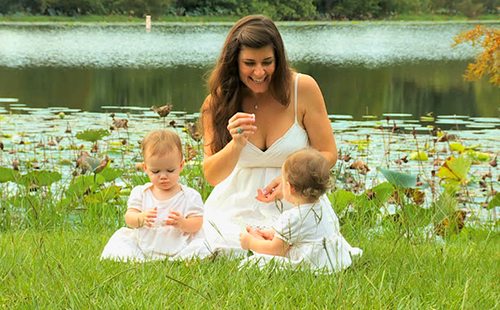 Мама в парка с близначки дъщери
